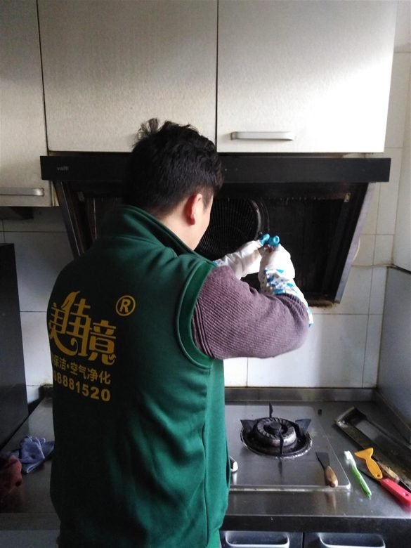 开荒保洁80平整套做，玻璃窗框地砖全擦到位